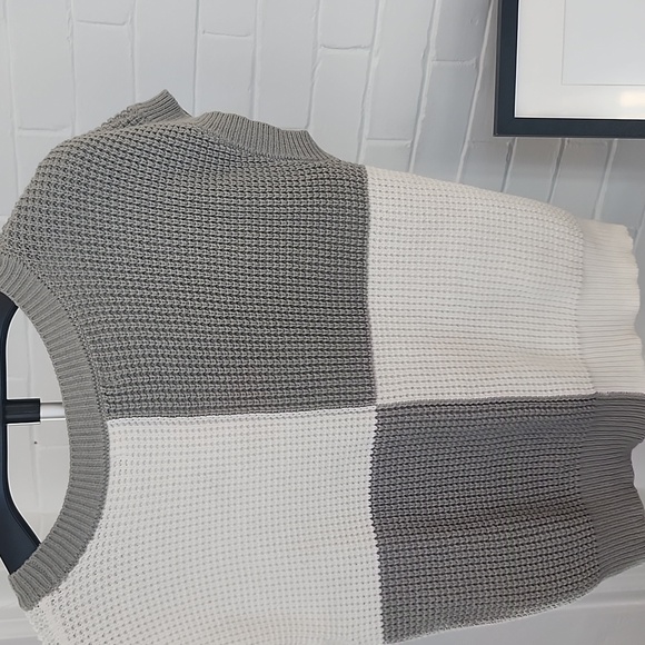 Colorblock Knit Top, Medium - Picture 7 of 7